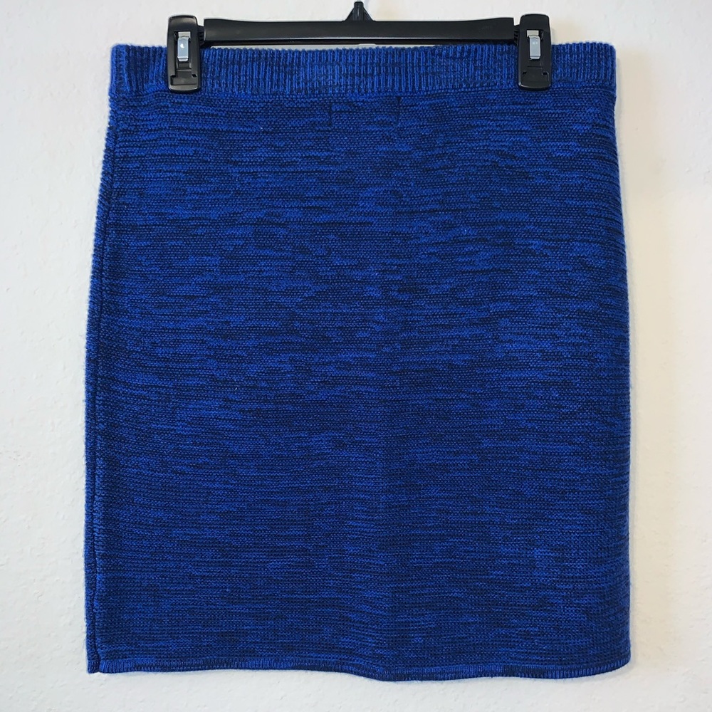 Knitted blue skirt.